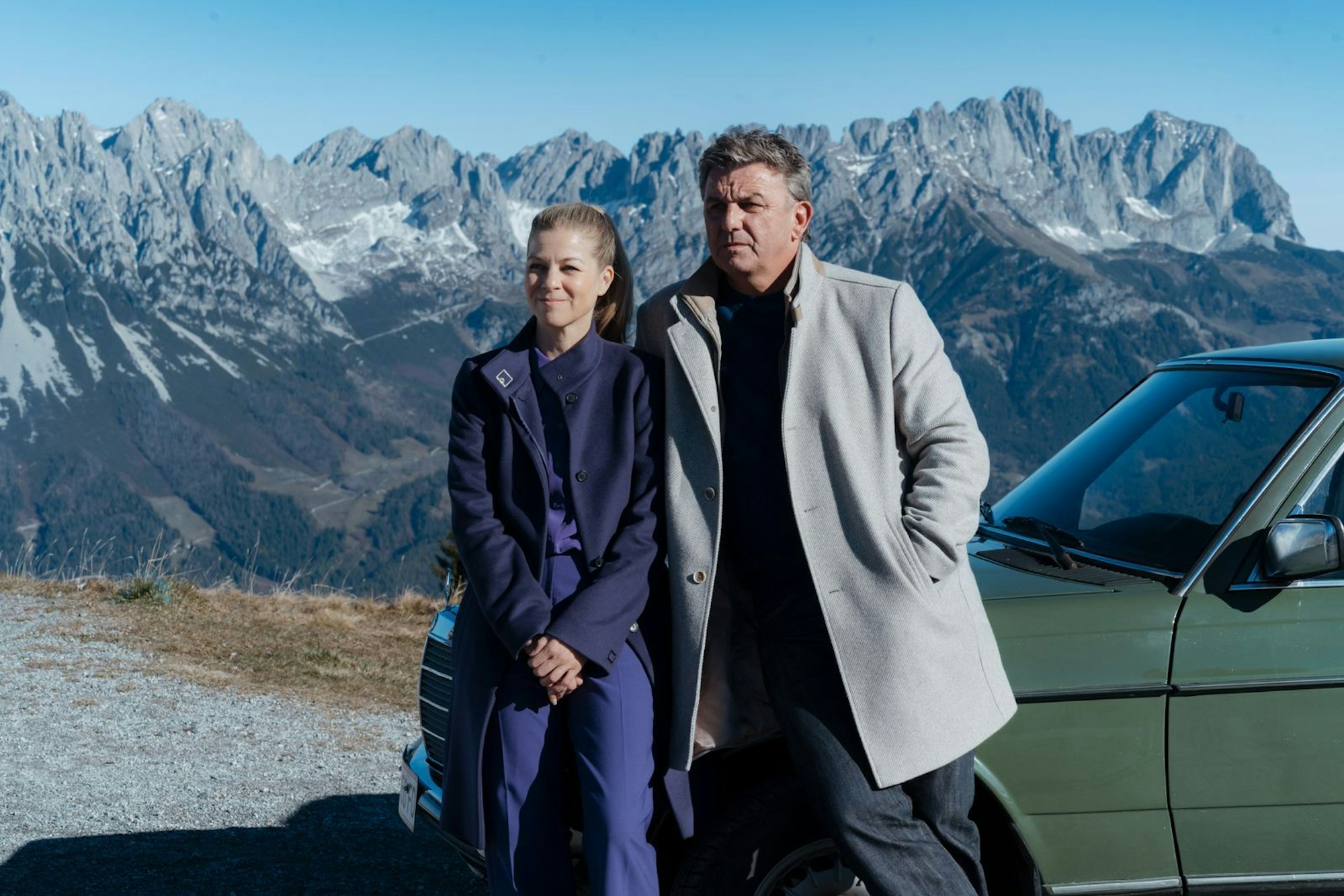 Strahlend blauer Himmel, aber trotzdem dunkle Wolken über Dr. Martin Gruber (Hans Sigl) und seiner Frau Karin (Hilde Dalik): Misstrauen und Geheimnisse machen sich im „Bergdoktor“ in Ellmau breit. (Bild: ZDF/Sabine Finger Fotografie)