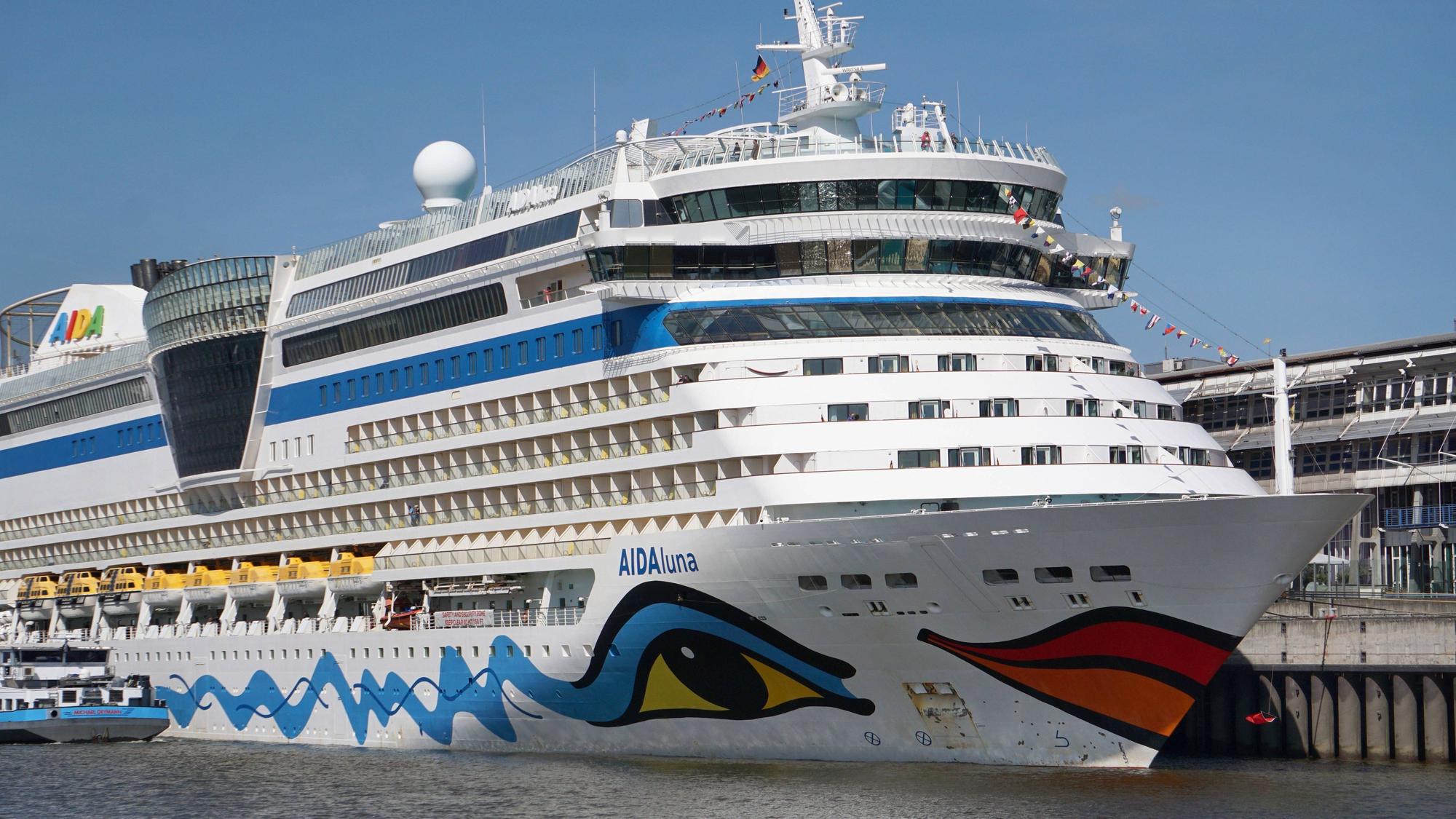 Die „AIDAluna“ in einem Hafen.