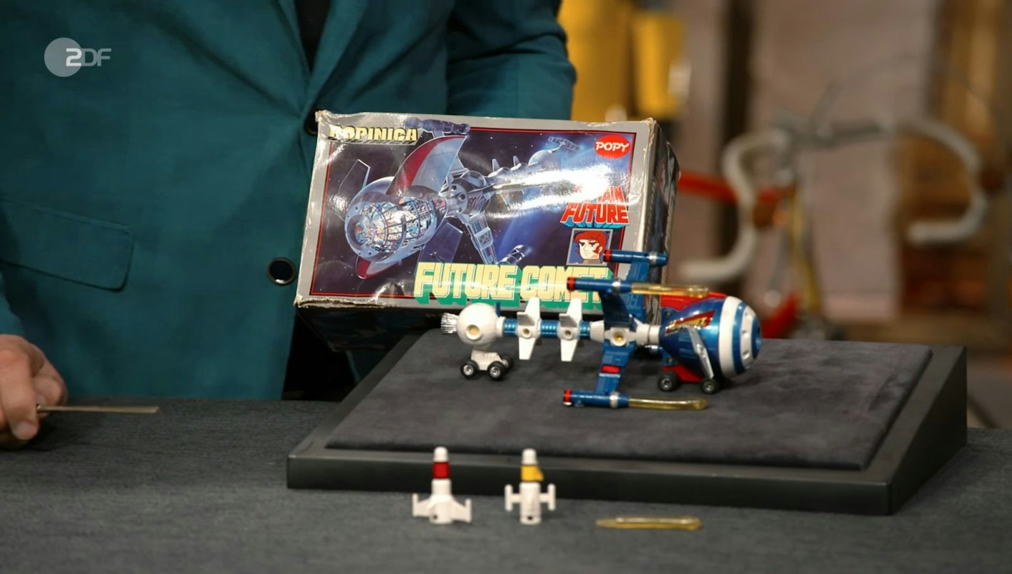 Schon im Alter von neun Jahren spielte Verkäufer Jörg mit dem Erinnerungsstück der Anime-Reihe „Captain Future“. (Bild: ZDF)