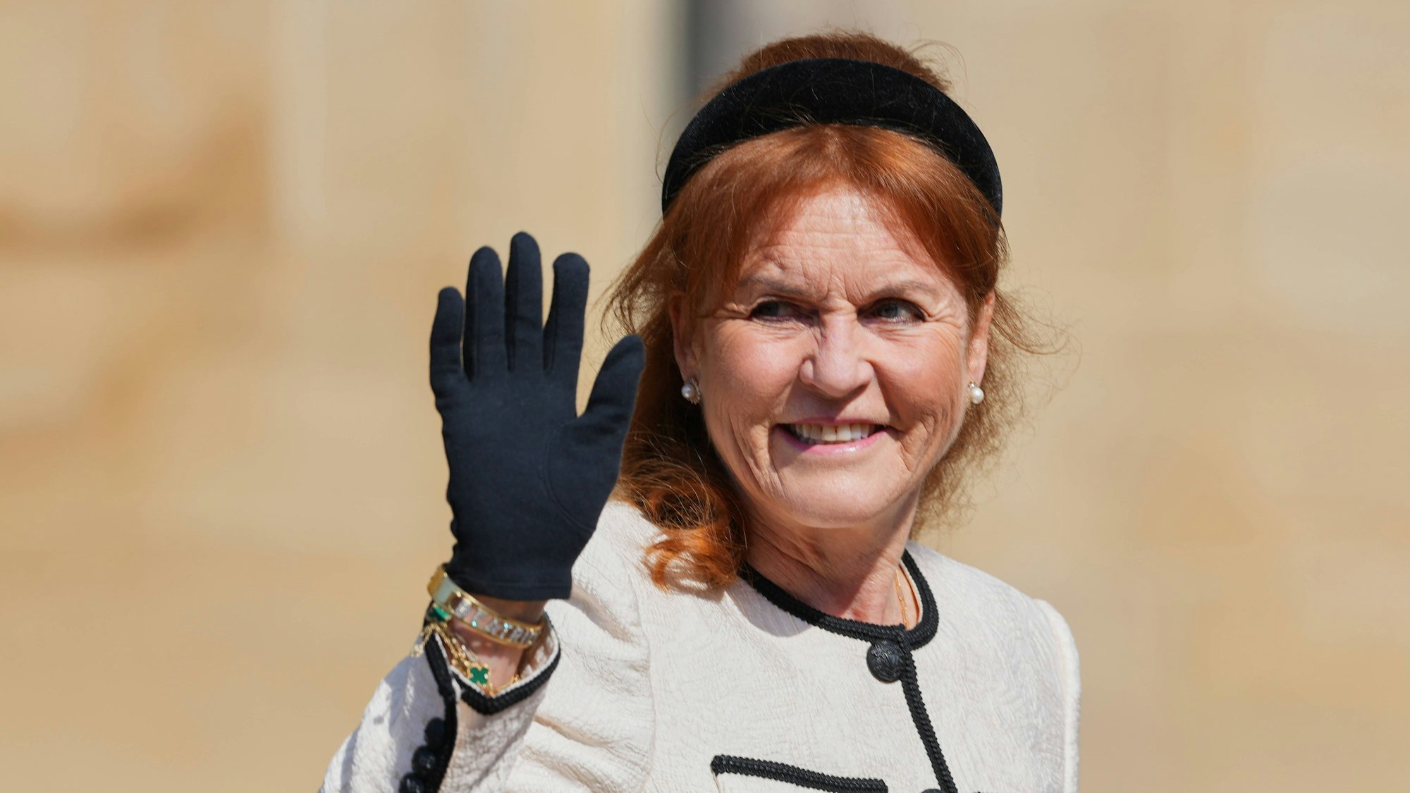 Sarah Ferguson winkt.
