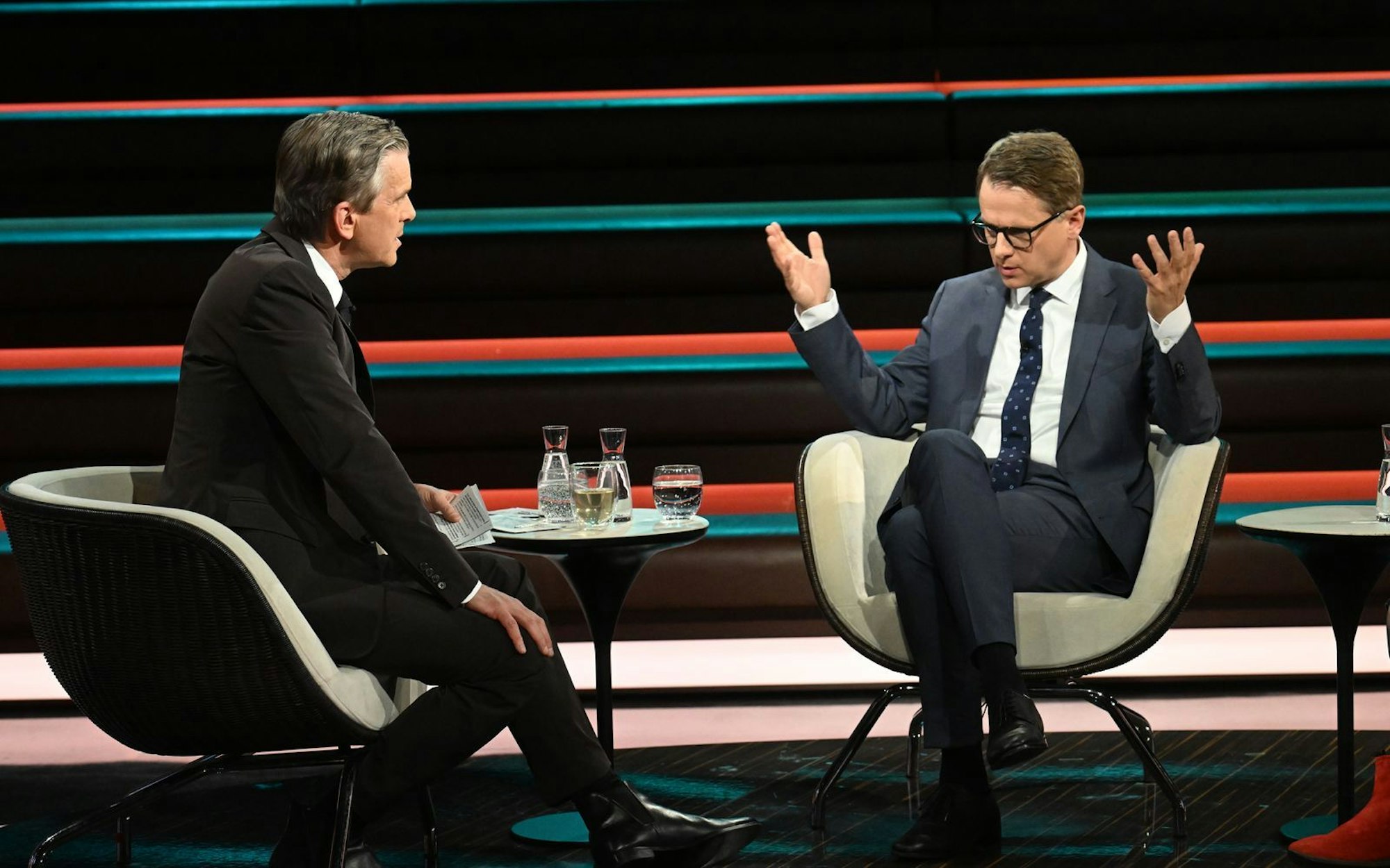 Markus Lanz (links) war sichtlich überrascht von Carsten Linnemanns Äußerungen zu möglichen Steuererhöhungen. (Bild: ZDF / Cornelia Lehmann)