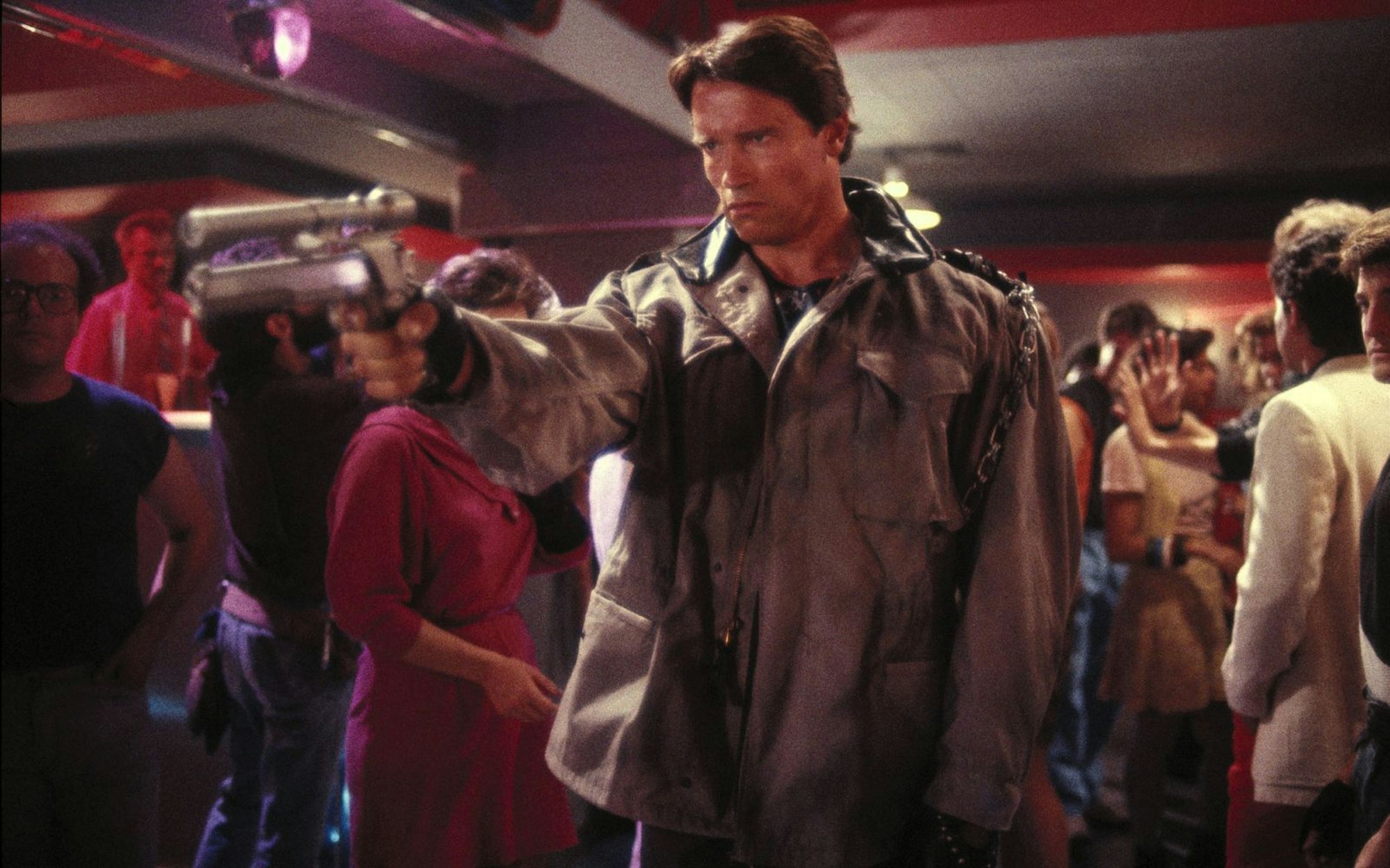 Er kommt aus der Zukunft, um zu töten: der „Terminator“ (1984). Kaum eine Rolle verbindet man so sehr mit Arnie wie die der erbarmungslosen Killermaschine T-800. Es war der Auftakt einer der erfolgreichsten Filmreihen Hollywoods. (Bild: Fox)