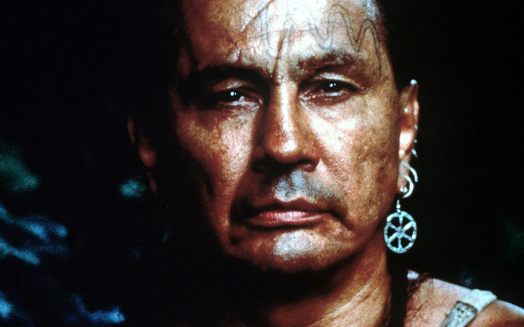 Der Indianerhäuptling Chingachgook (Russell Means) ist der „letzte Mohikaner“. (Bild: ZDF / Frank Connor)