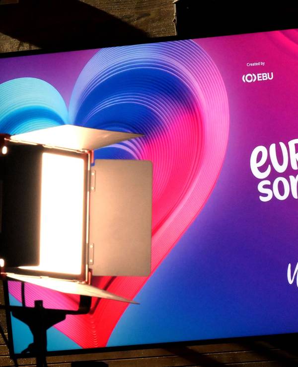 Das Logo zum Eurovision Song Contest (ESC) - Vienna 2026 ist in der Wiener Stadthalle zu sehen.