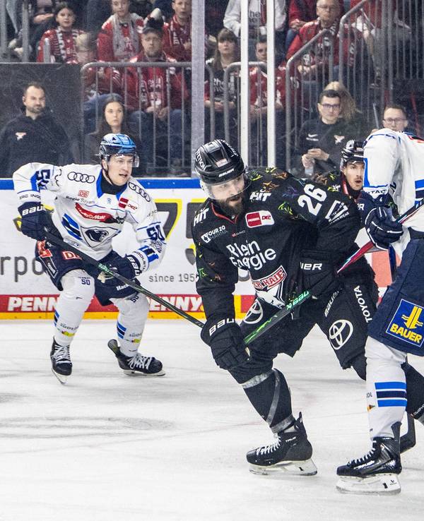 Brett Brochu vom ERC Ingolstadt pariert gegen KEC-Profi Dominik Uher.
