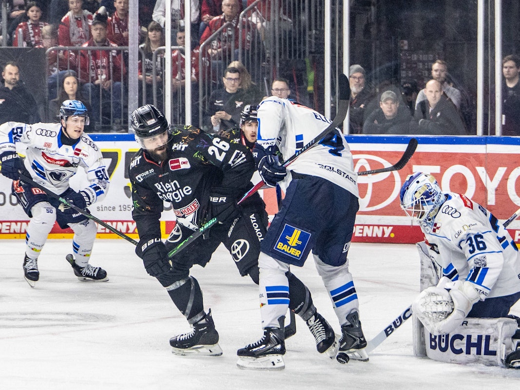 Brett Brochu vom ERC Ingolstadt pariert gegen KEC-Profi Dominik Uher.