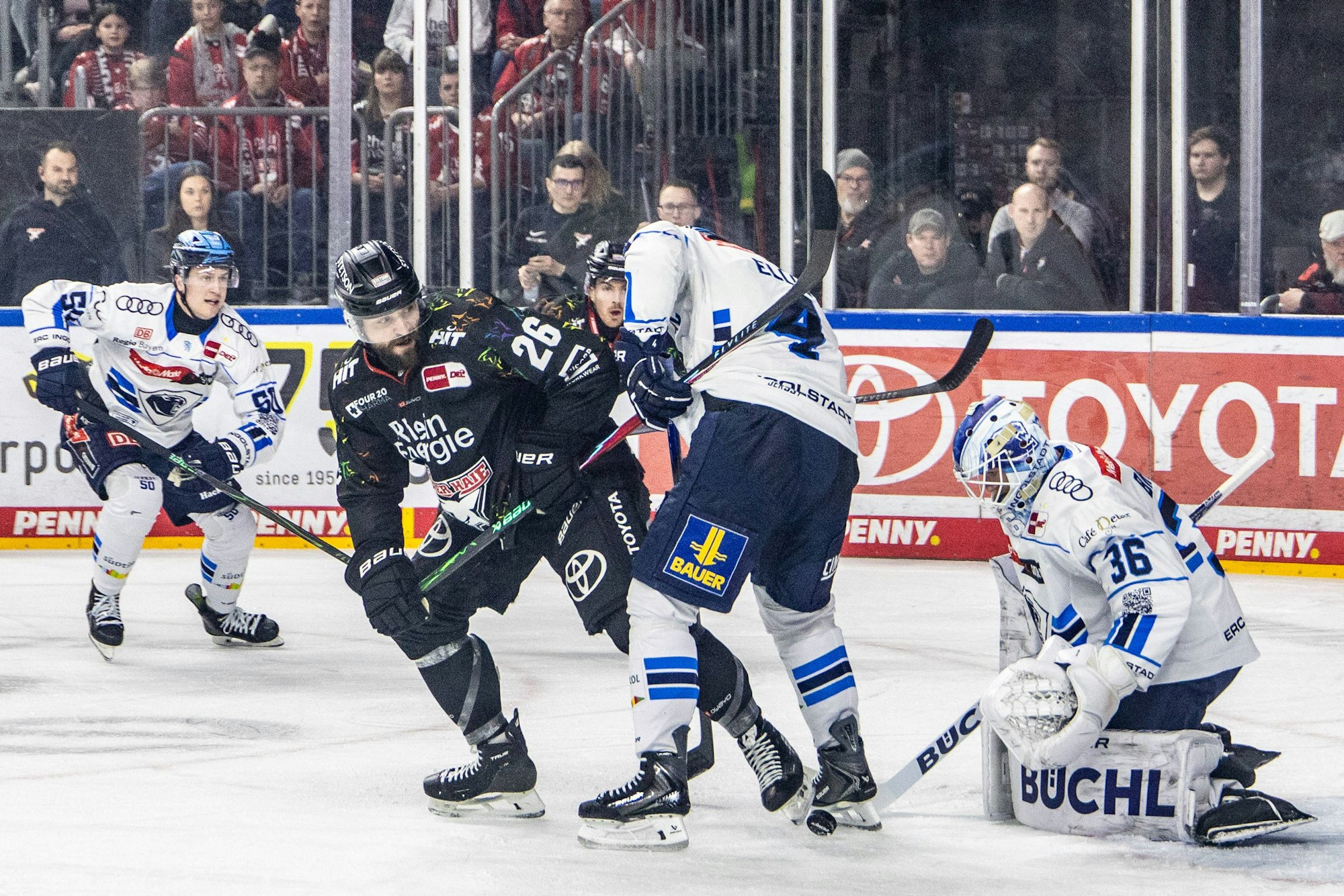 Brett Brochu vom ERC Ingolstadt pariert gegen KEC-Profi Dominik Uher.