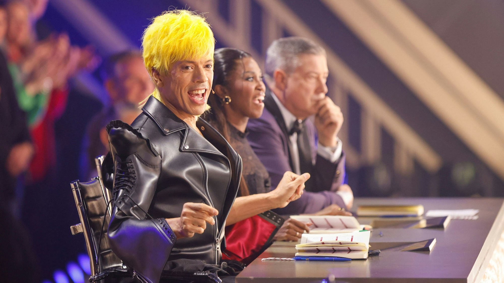 Jorge González, Motsi Mabuse und Joachim Llambi sitzen an einem Tisch.