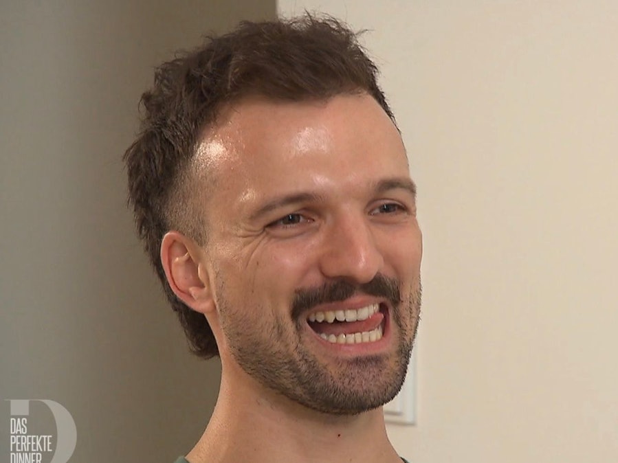 „Ich finde mich witzig“: Lukas (32) ist ein Spaßvogel (Bild: RTL)