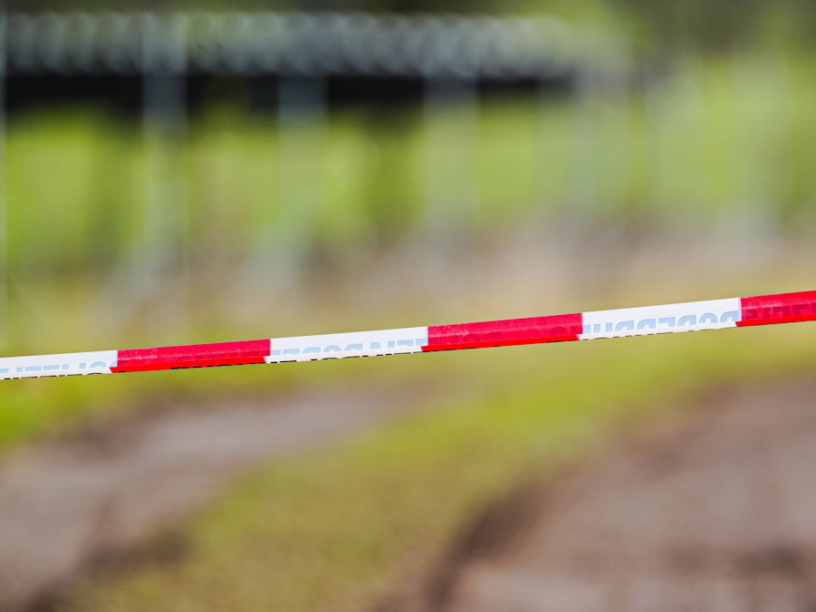 Rotes und weißes Absperrband