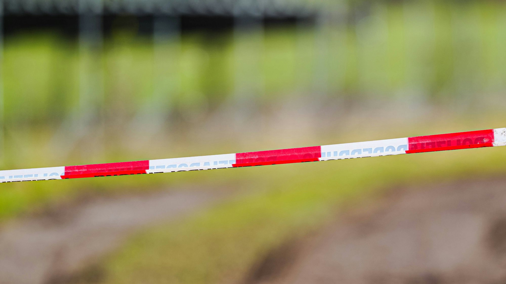 Rotes und weißes Absperrband