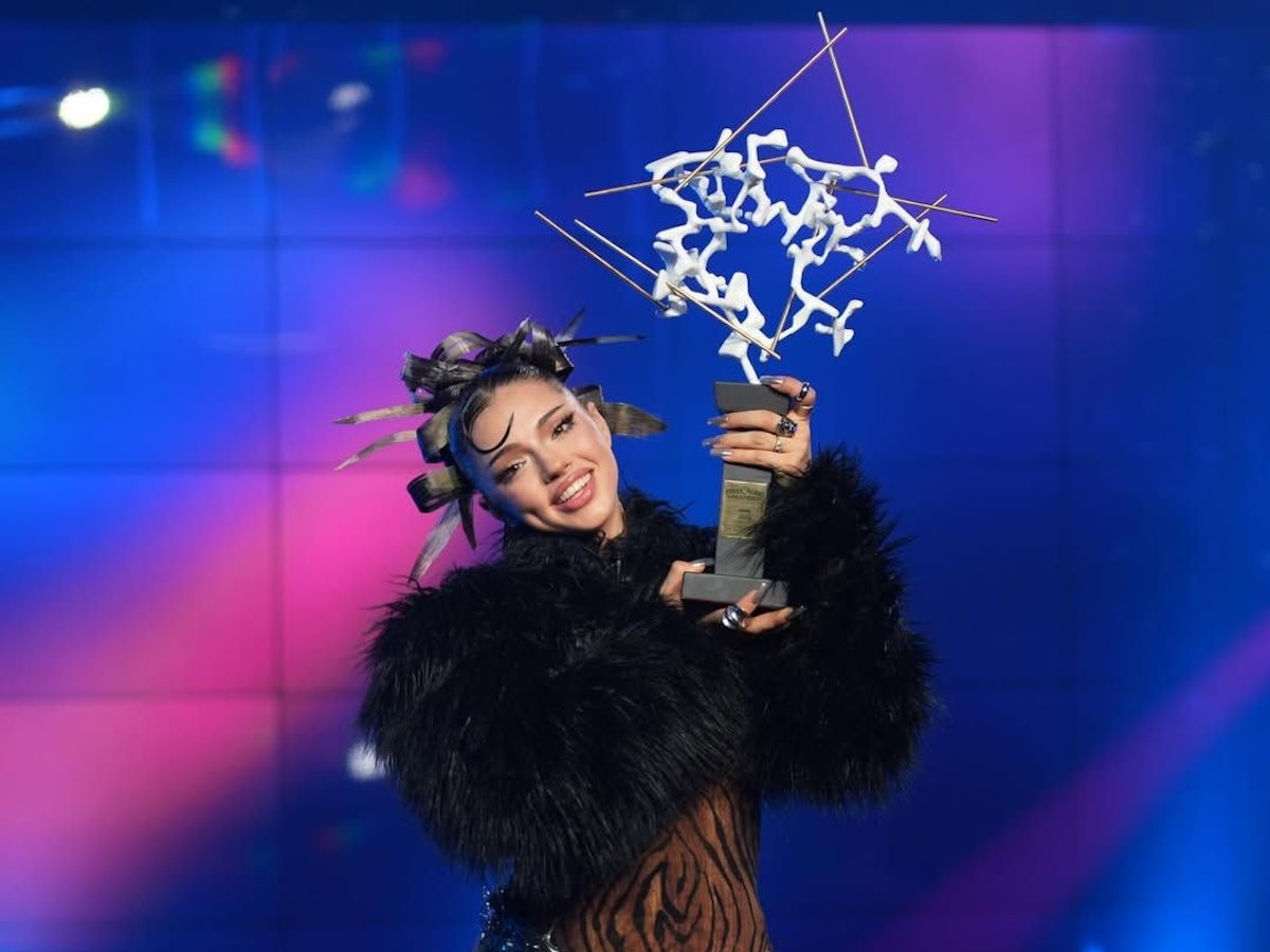 Pop-Prinzessin Dara posiert mit Pokal.