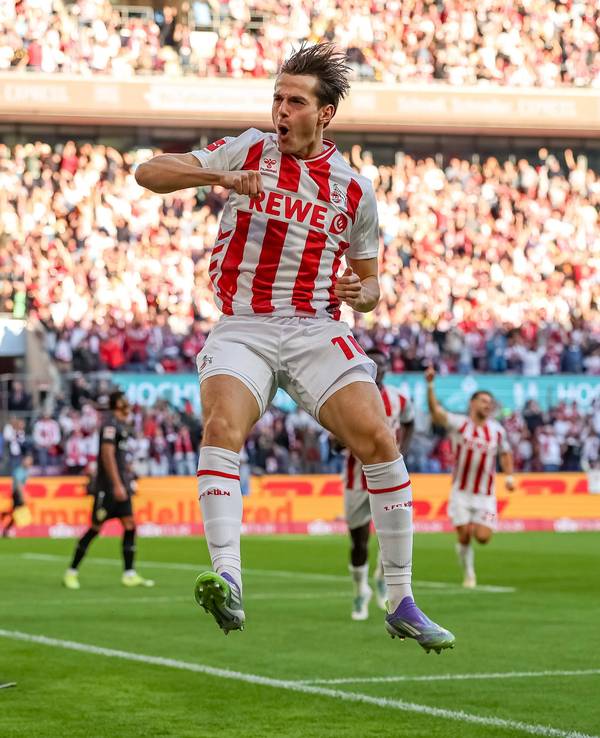 Jakub Kaminski springt in die Luft und jubelt.