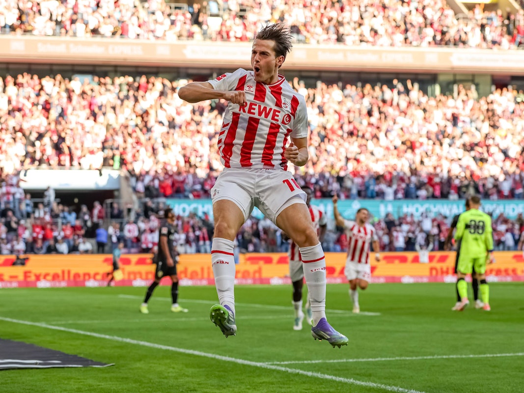 Jakub Kaminski springt in die Luft und jubelt.