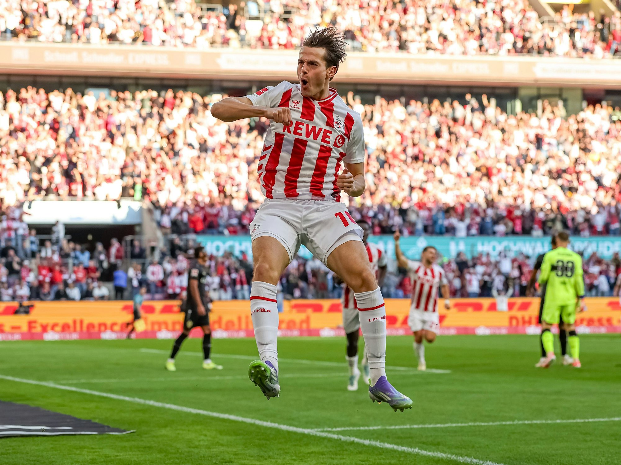 Jakub Kaminski springt in die Luft und jubelt.