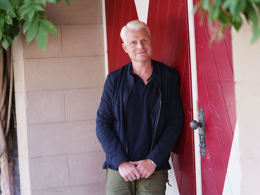 Guido Cantz steht an einer Tür.