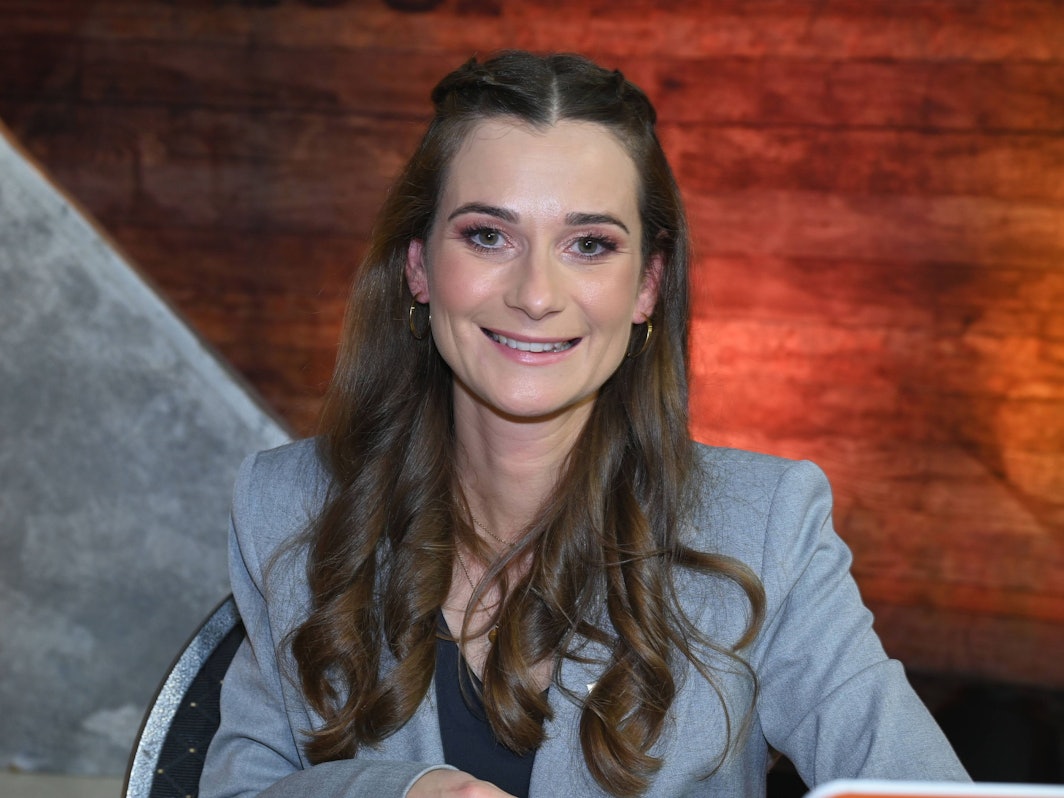 Moderatorin Jasmin Gebele in einem TV-Studio.