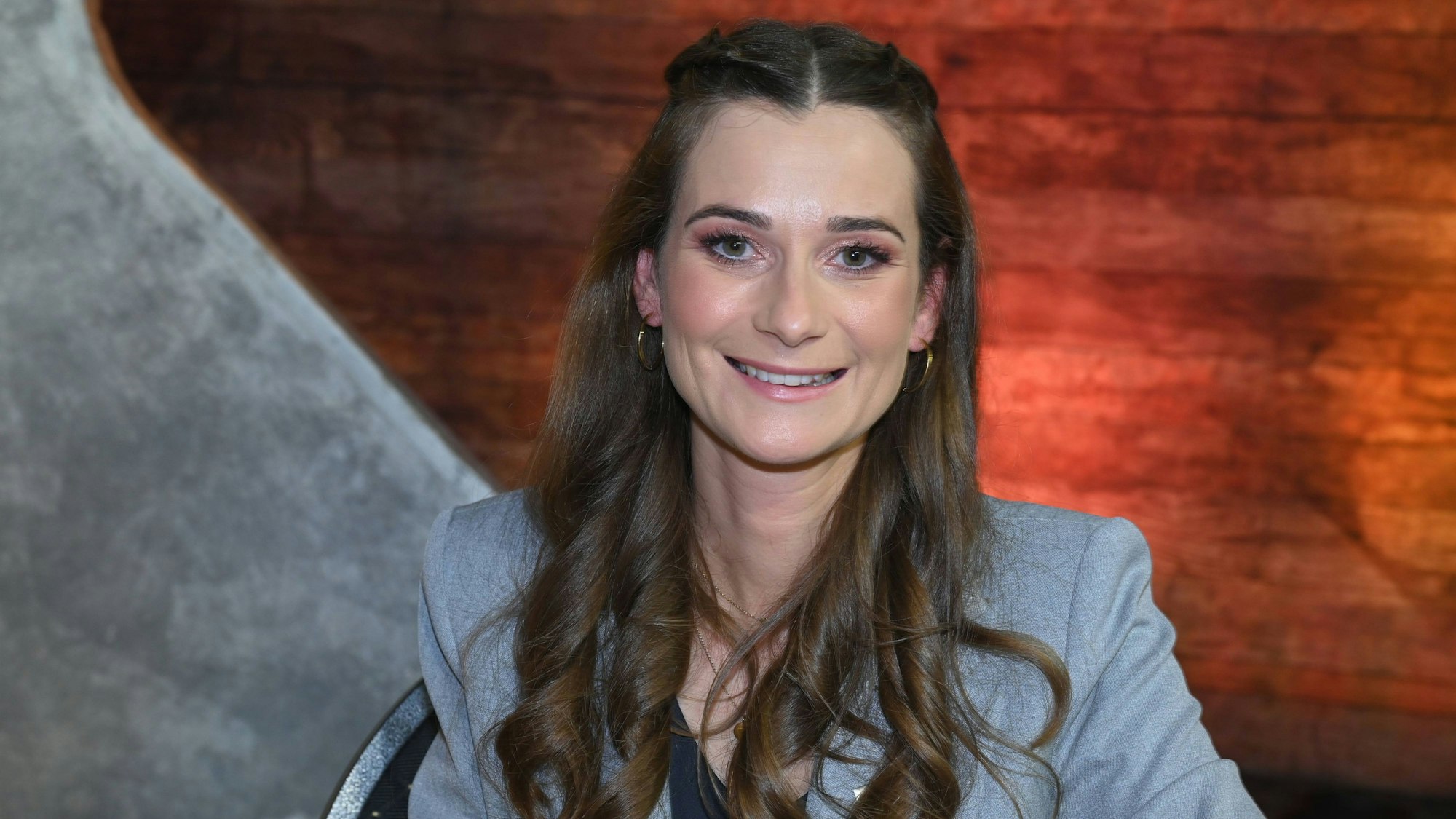 Moderatorin Jasmin Gebele in einem TV-Studio.