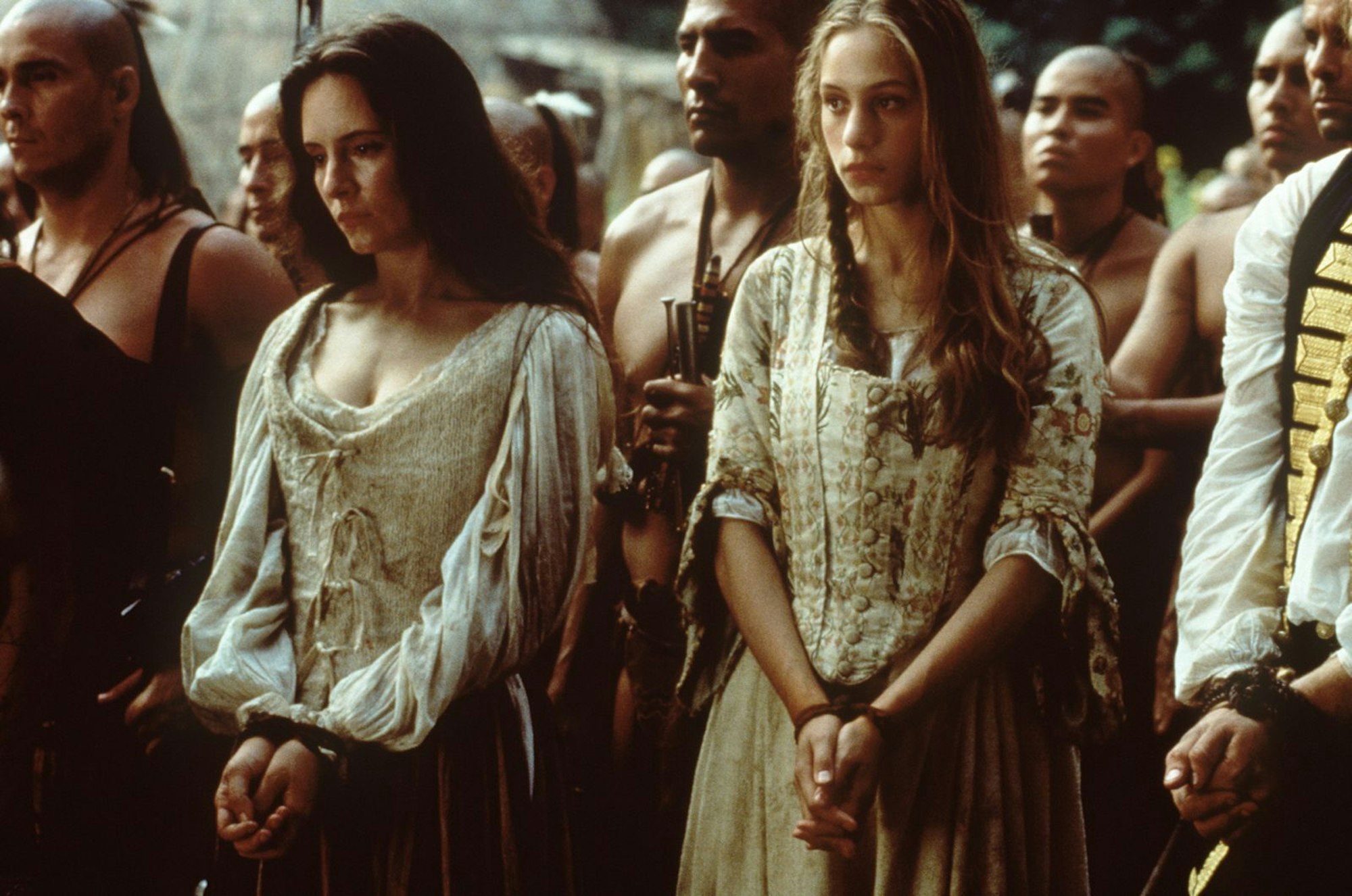 Die englischen Schwestern Cora (Madeleine Stowe, links) und Alice Munro (Jodhi May) werden als Gefangene in ein Huronen-Lager gebracht. (Bild: ZDF/Frank Connor)