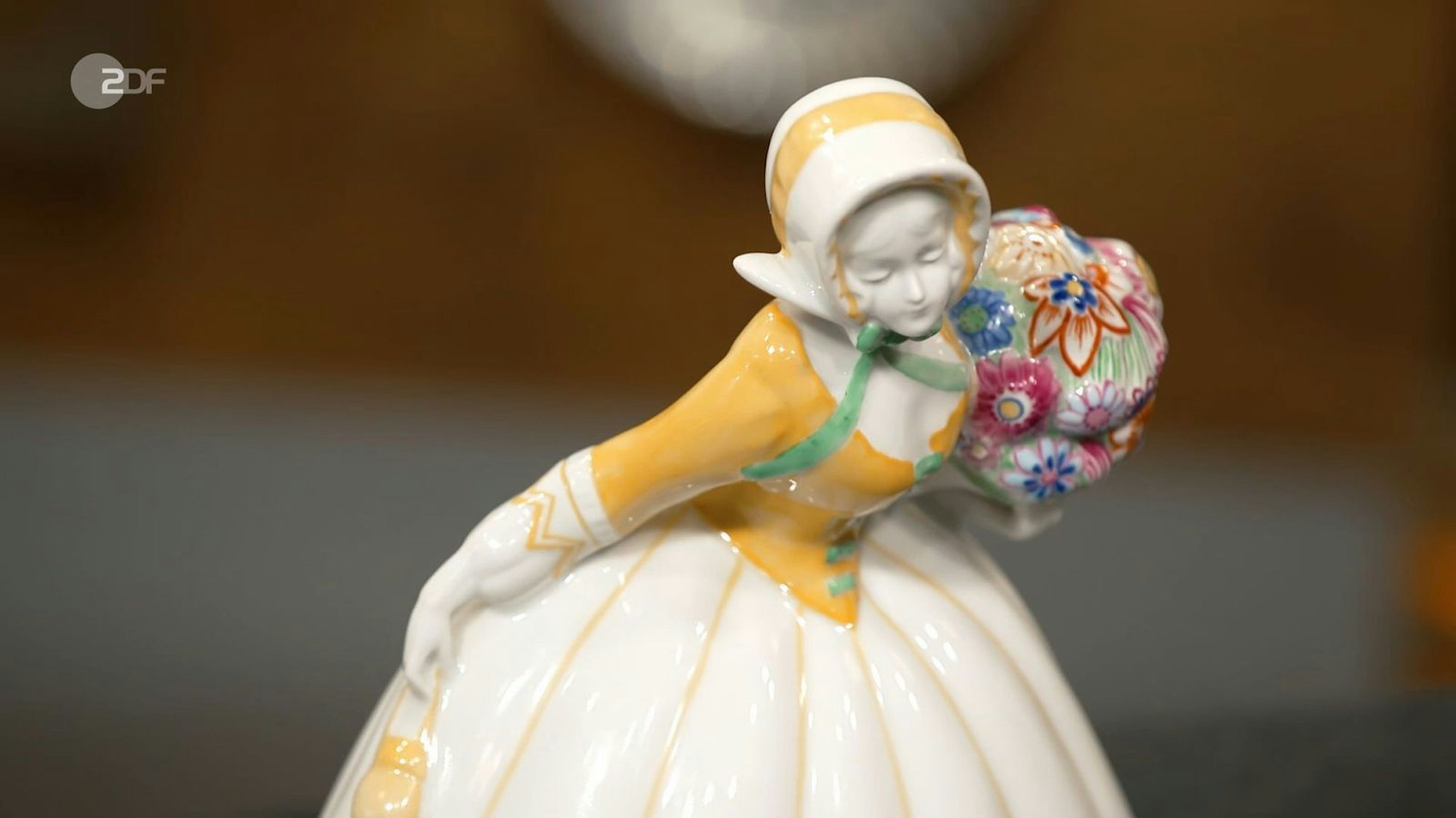 Die Porzellanfigur mit Biedermeierkostüm von Erna Rosenberg-Nonnenmacher aus der Zeit zwischen 1926 und 1945 hatte einen Wert von 150 bis 200 Euro. David Suppes gab 100 Euro dafür aus.
(Bild: ZDF)