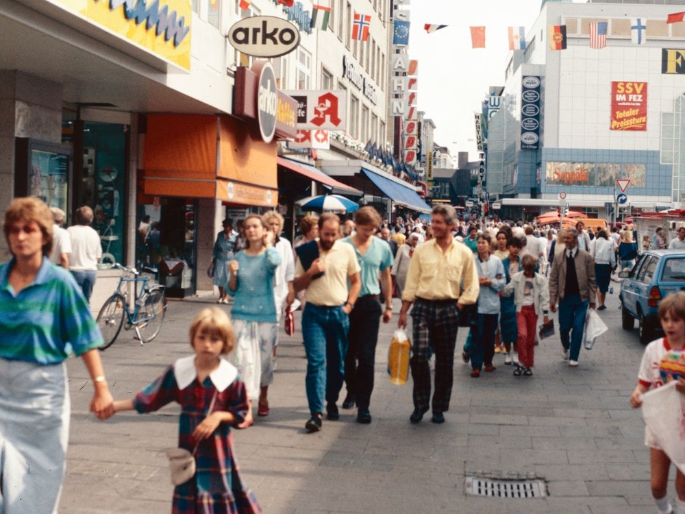 Die Kieler Fußgängerzone 1986: Mehr Kaufkraft als heute hatten die Menschen damals nicht. (Bild: iStock / ilviaggiatore)