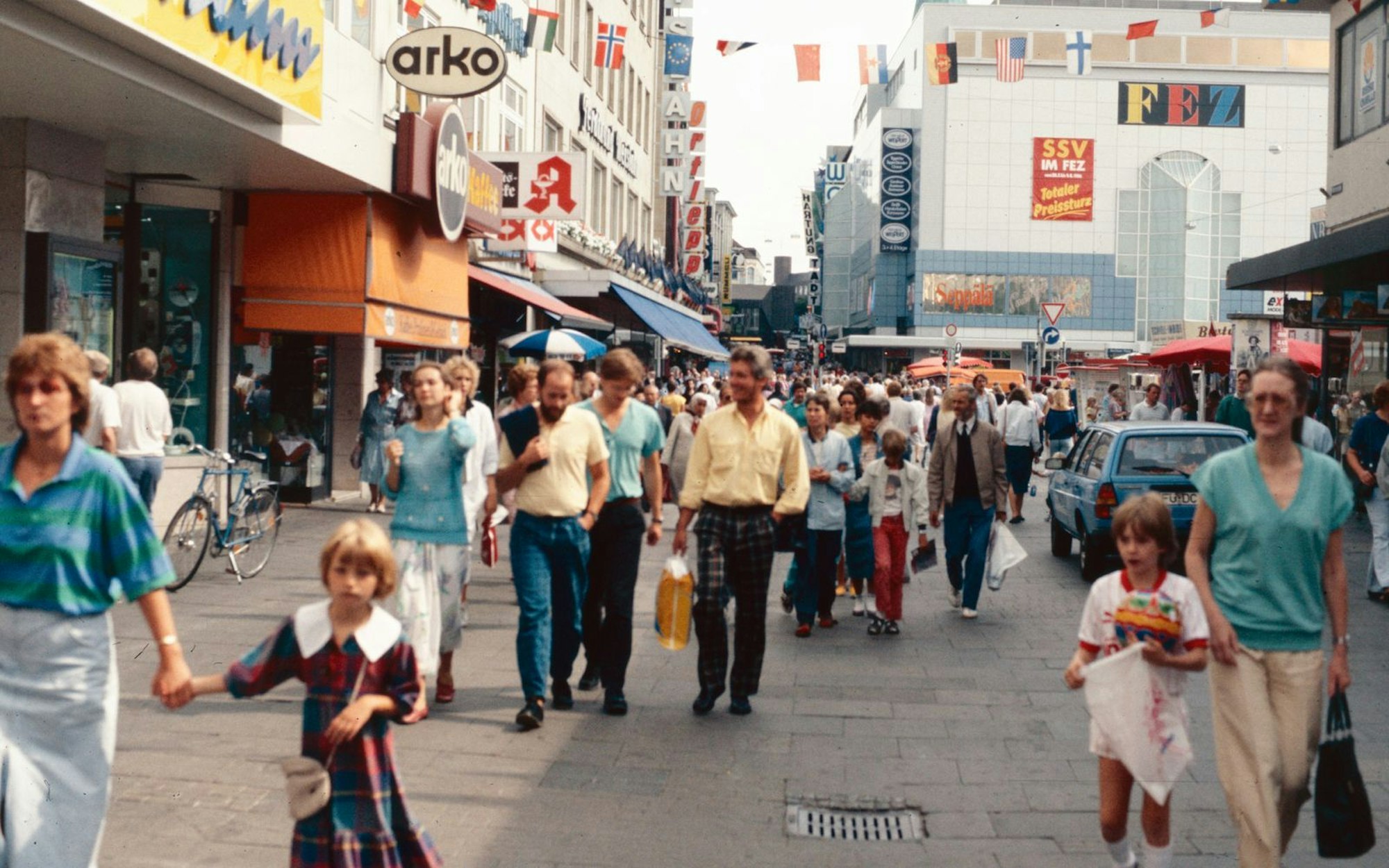 Die Kieler Fußgängerzone 1986: Mehr Kaufkraft als heute hatten die Menschen damals nicht. (Bild: iStock / ilviaggiatore)