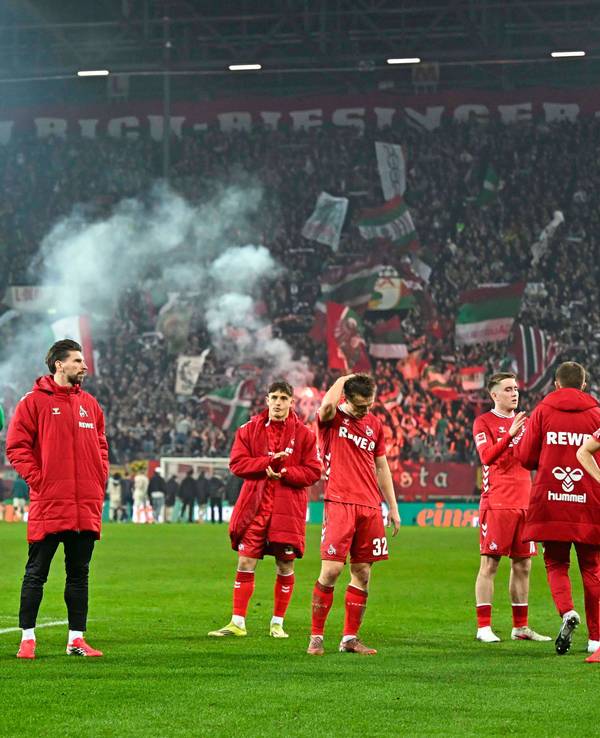 Die FC-Profis stehen enttäuscht vor dem Gästeblock.