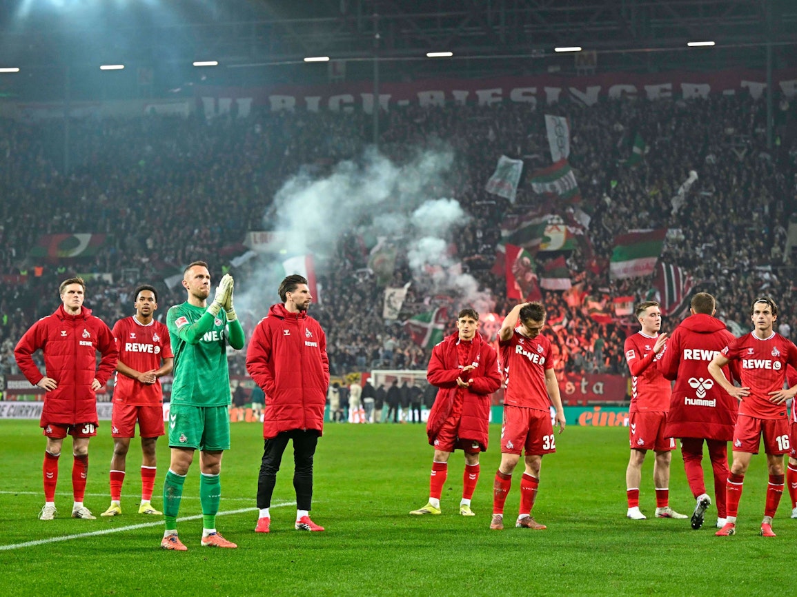 Die FC-Profis stehen enttäuscht vor dem Gästeblock.
