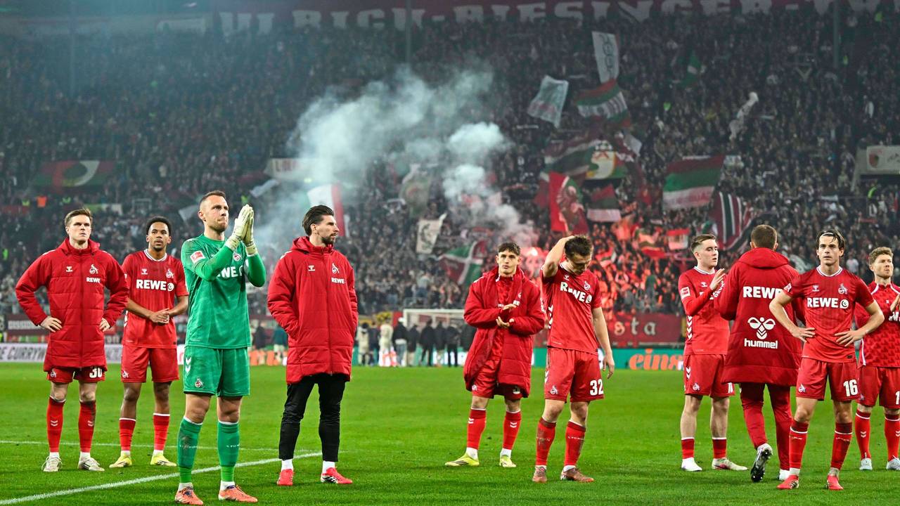 Die FC-Profis stehen enttäuscht vor dem Gästeblock.