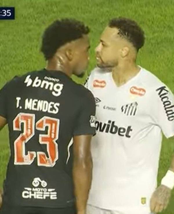 Neymar (r.) und Mendes geraten aneinander.