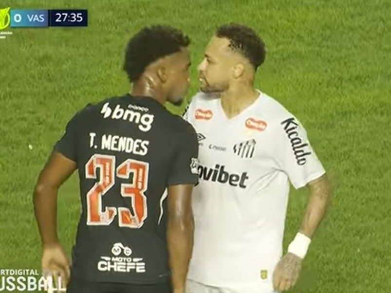 Neymar (r.) und Mendes geraten aneinander.