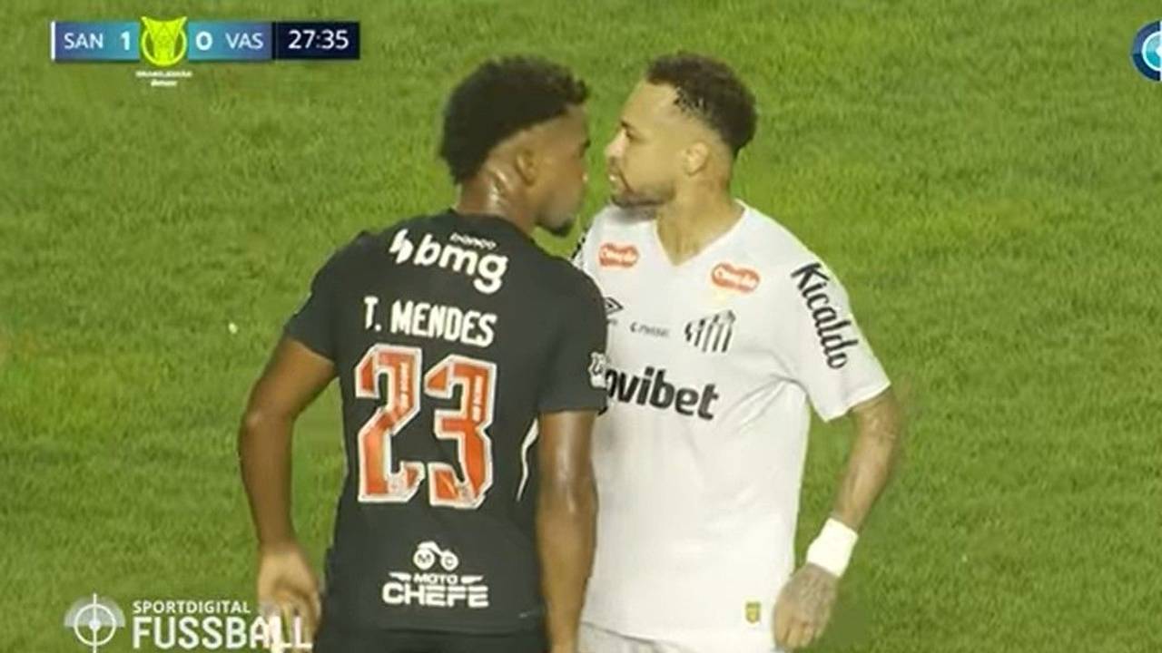 Neymar (r.) und Mendes geraten aneinander.