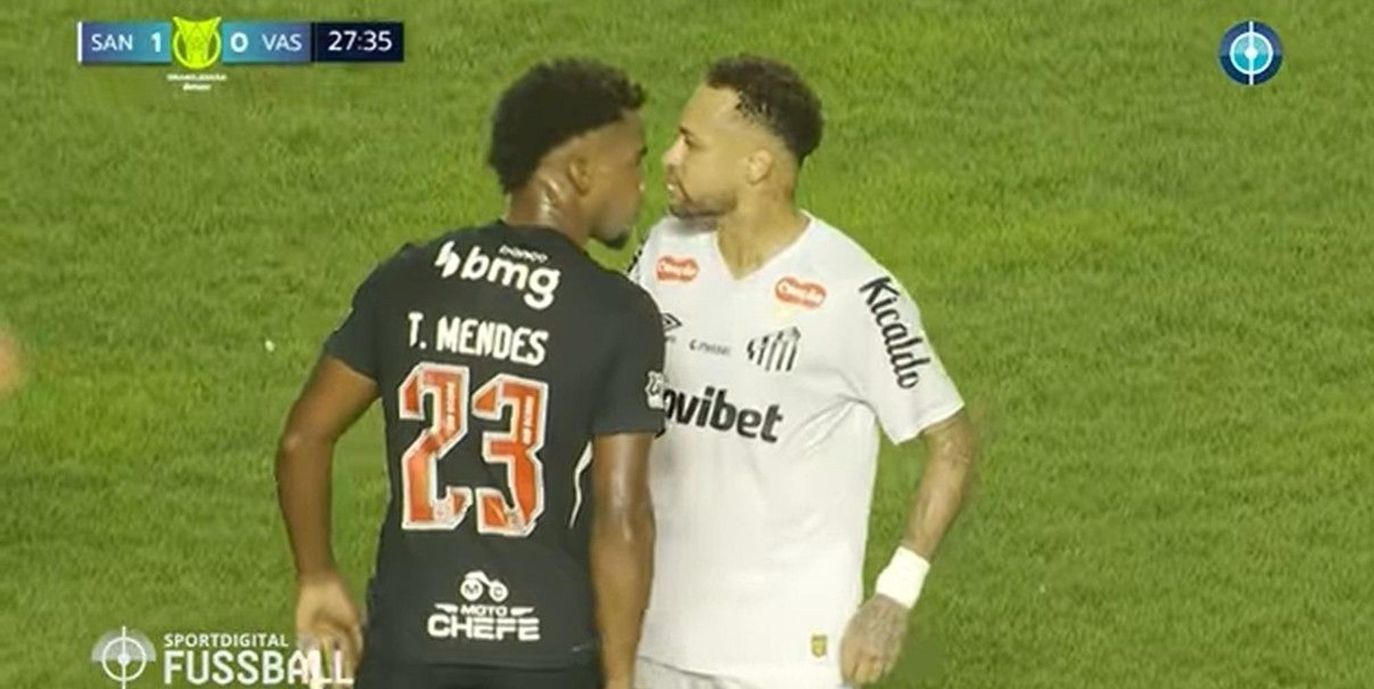 Neymar (r.) und Mendes geraten aneinander.