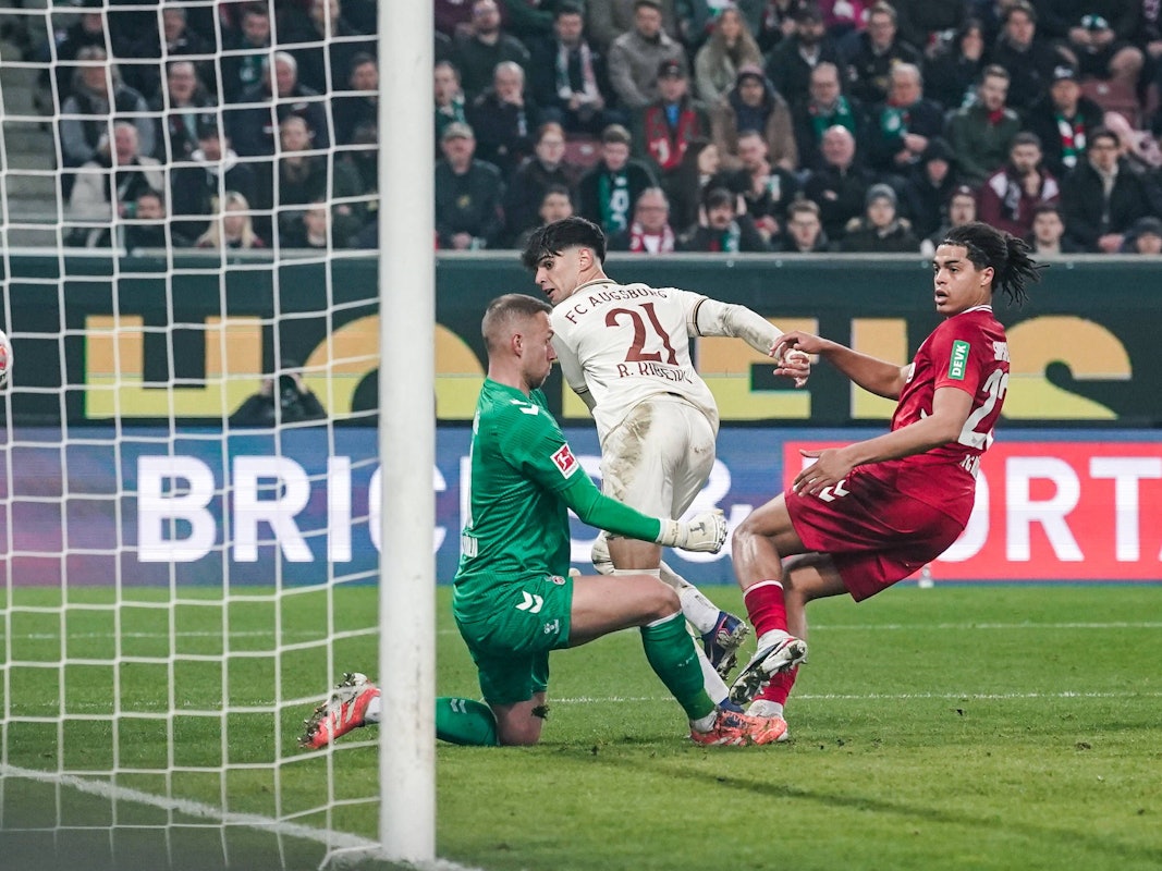 Rodrigo Ribeiro trifft per Hacke, Marvin Schwäbe und Jahmai Simpson-Pusey sind machtlos.