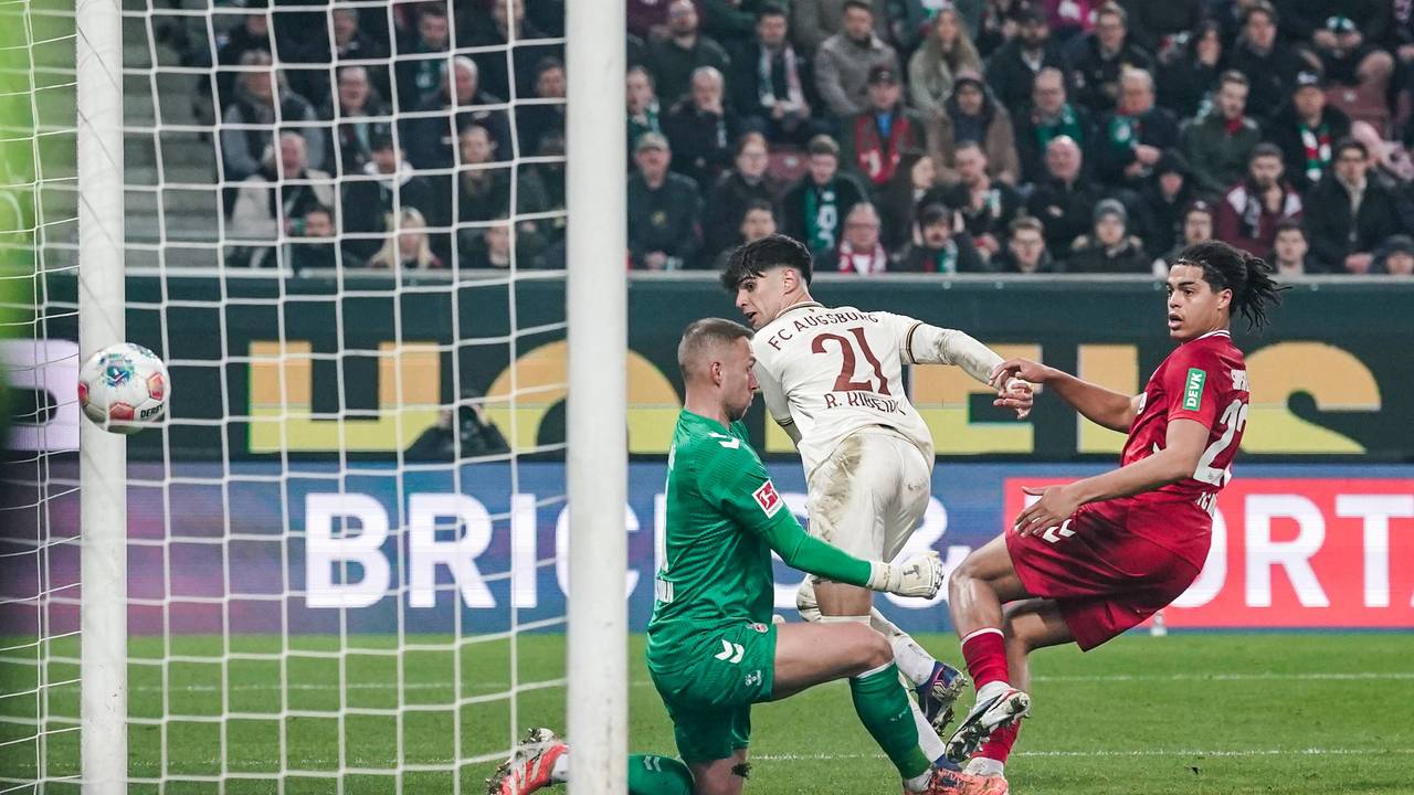 Rodrigo Ribeiro trifft per Hacke, Marvin Schwäbe und Jahmai Simpson-Pusey sind machtlos.