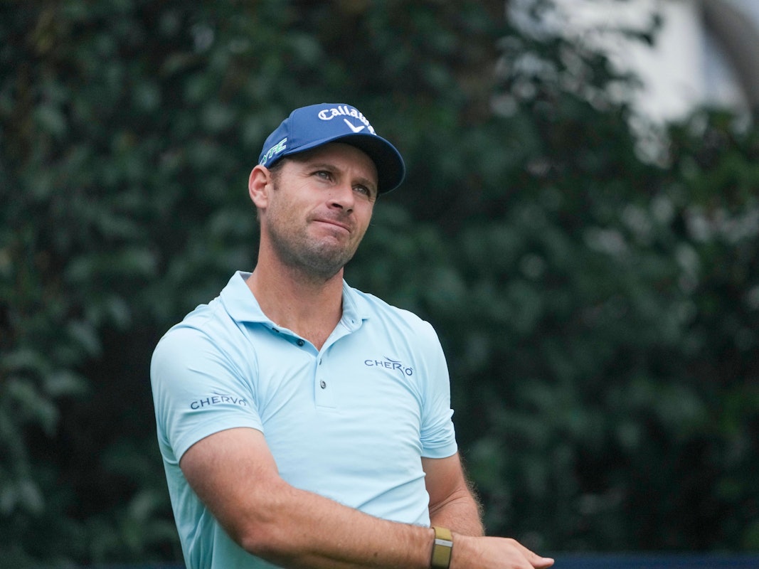 Andrea Pavan guckt einem Schlag hinterher.