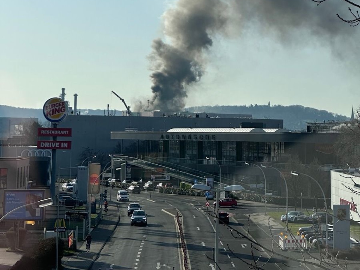 Feuerwehreinsatz bei einem Brand in der Bonner Müllverbrennungsanlage.