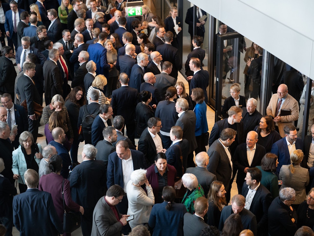 Abgeordnete während der 60. Sitzung des Deutschen Bundestages: Erneut werden dei Diäten angehoben.