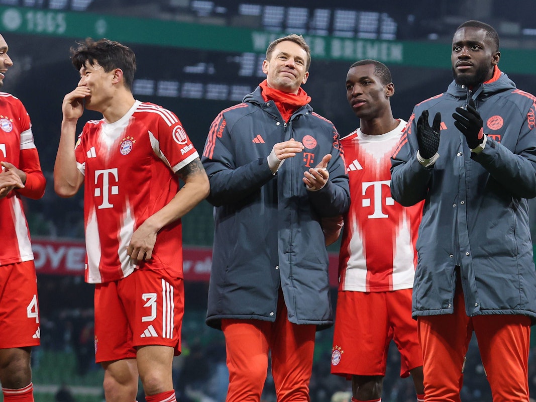 Minjae Kim, Manuel Neuer, Nicolas Jackson und Dayot Upamecano stehen vor den Fans und klatschen.