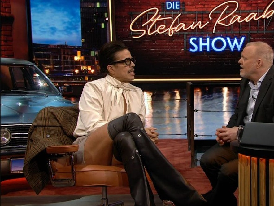 Jorge González (links) und Stefan Raab schwelgen in Erinnerungen: Sie trafen das erste Mal vor 26 Jahren aufeinander. (Bild: RTL+)