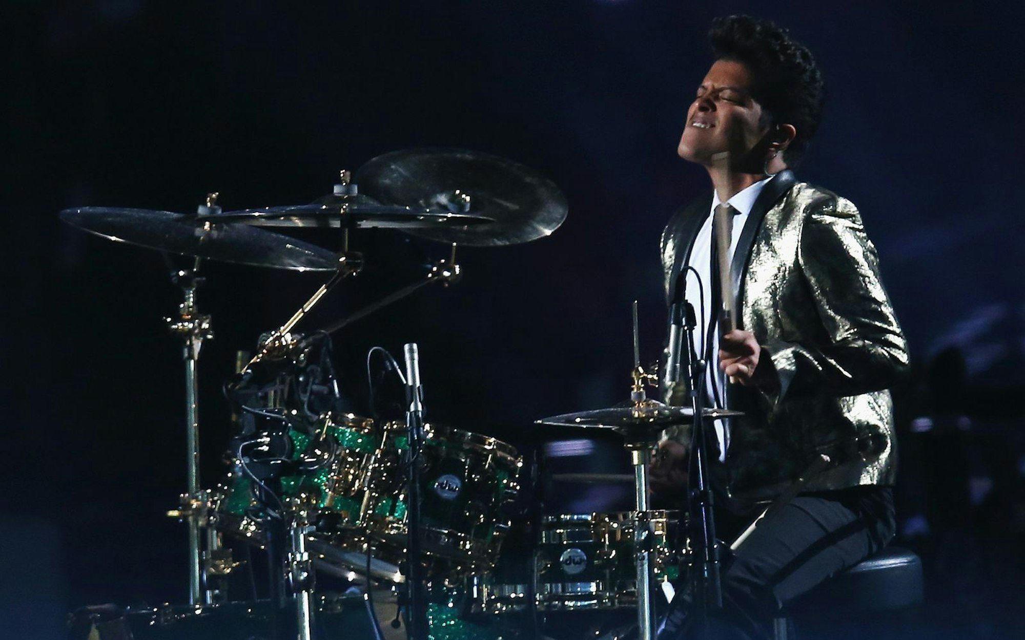 Bruno Mars ist Multiinstrumentalist. Hier legt er während der Superbowl-Halbzeitshow 2014 ein Schlagzeugsolo hin. (Bild: Getty Images / Stephen Dunn)
