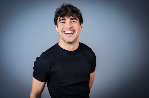 MYLE (25, Berlin): Ehrlicher, gitarrengetragener Pop voller Emotion und Hoffnung - MYLEs ESC-Song „A OK“ entstand nach einem persönlichen Austausch mit einem Fan und ist ein musikalischer Hoffnungsschimmer für dunkle Zeiten.