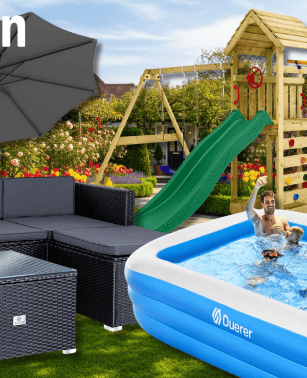 Eine Sitzecke, ein Pool, ein Klettergerüst und ein Sonnenschirm vor einem Garten-Hintergrund.