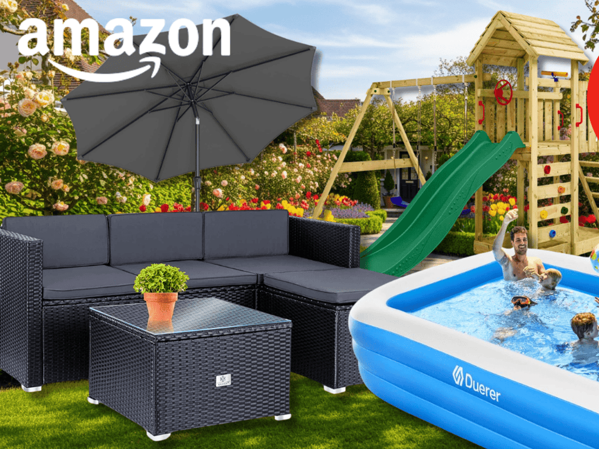 Eine Sitzecke, ein Pool, ein Klettergerüst und ein Sonnenschirm vor einem Garten-Hintergrund.