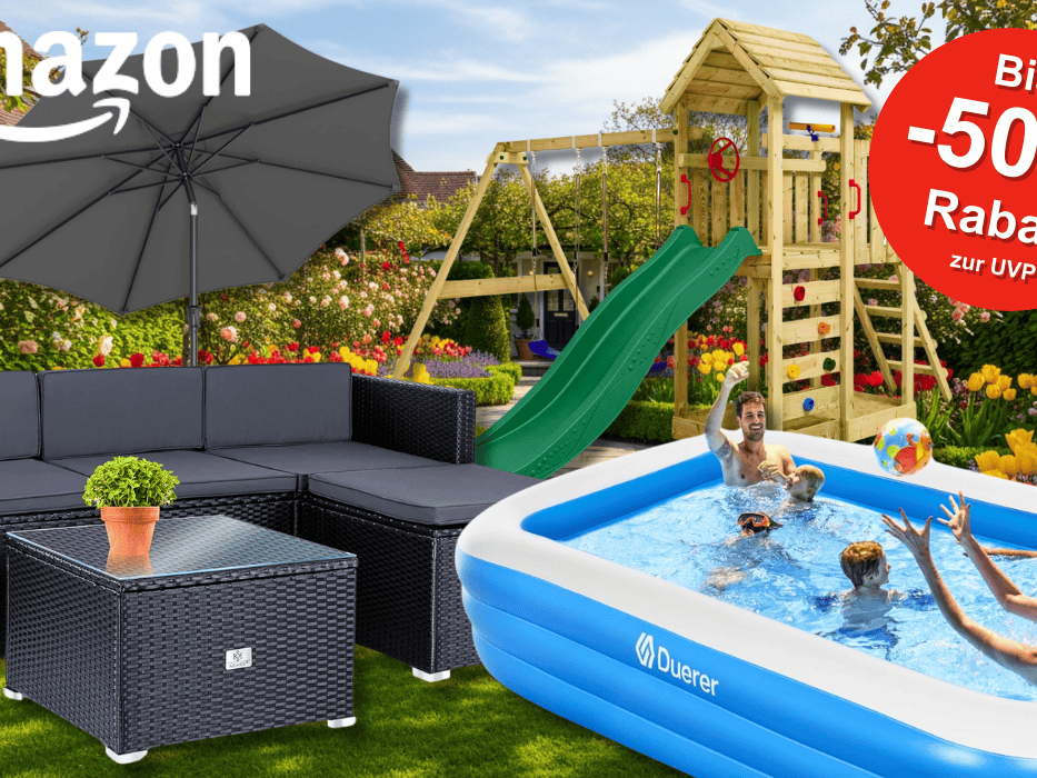 Eine Sitzecke, ein Pool, ein Klettergerüst und ein Sonnenschirm vor einem Garten-Hintergrund.