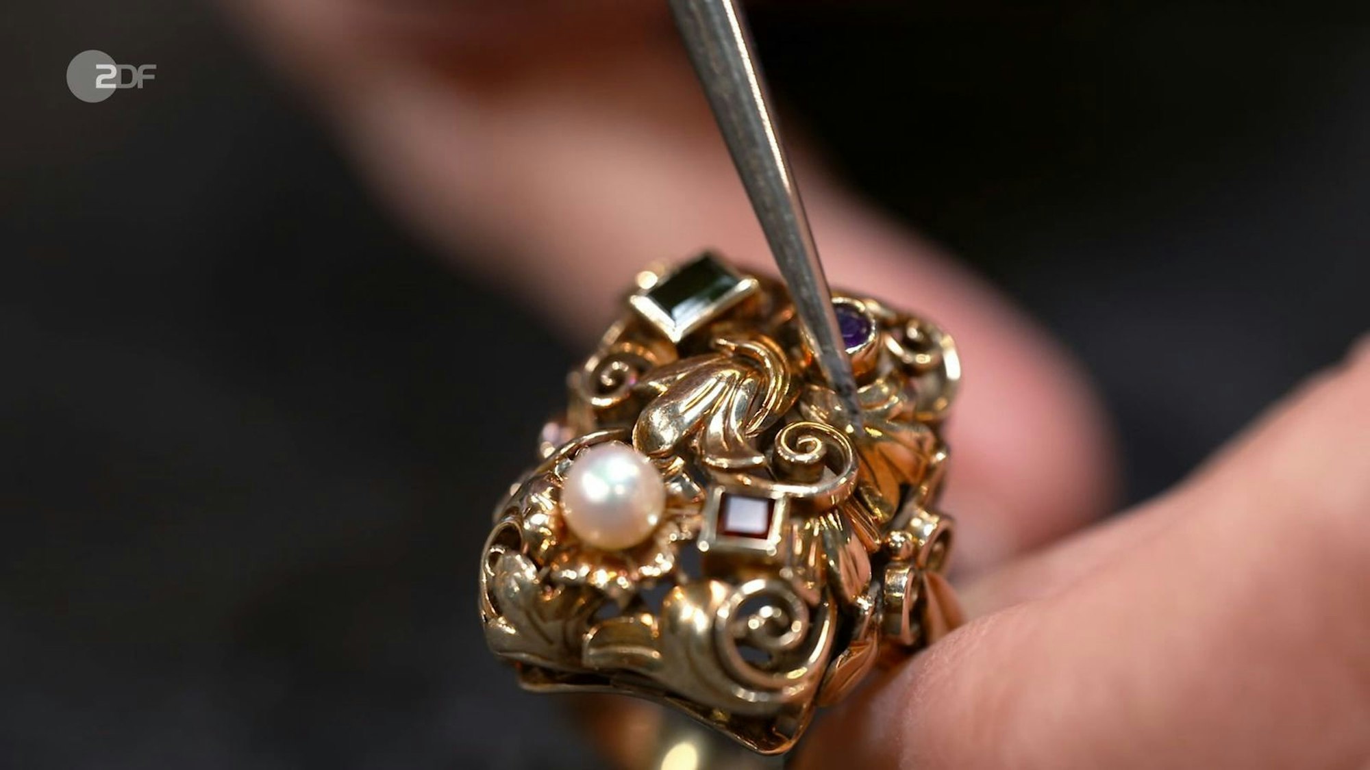 Auch der Gemüsering aus Gold mit verschiedenen Edelsteinen und einer Perle aus den 1950er-Jahren fand einen Käufer. Der Schätzwert lag bei 900 Euro, Julian Schmitz-Avila bezahlte sogar 1.000 Euro.
(Bild: ZDF)