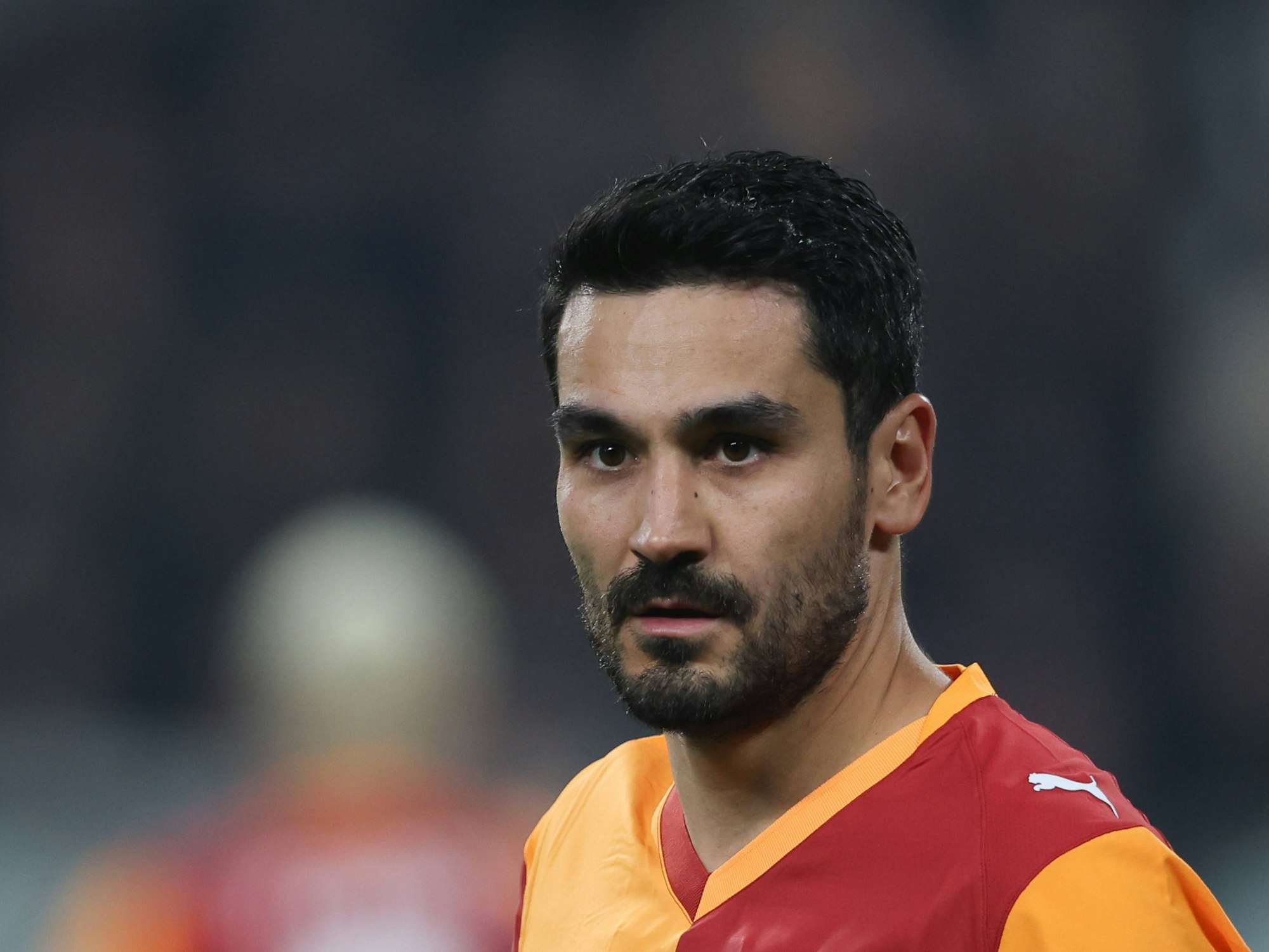 Ilkay Gündogan steht im Dress von Galatasaray Istanbul auf dem Platz.