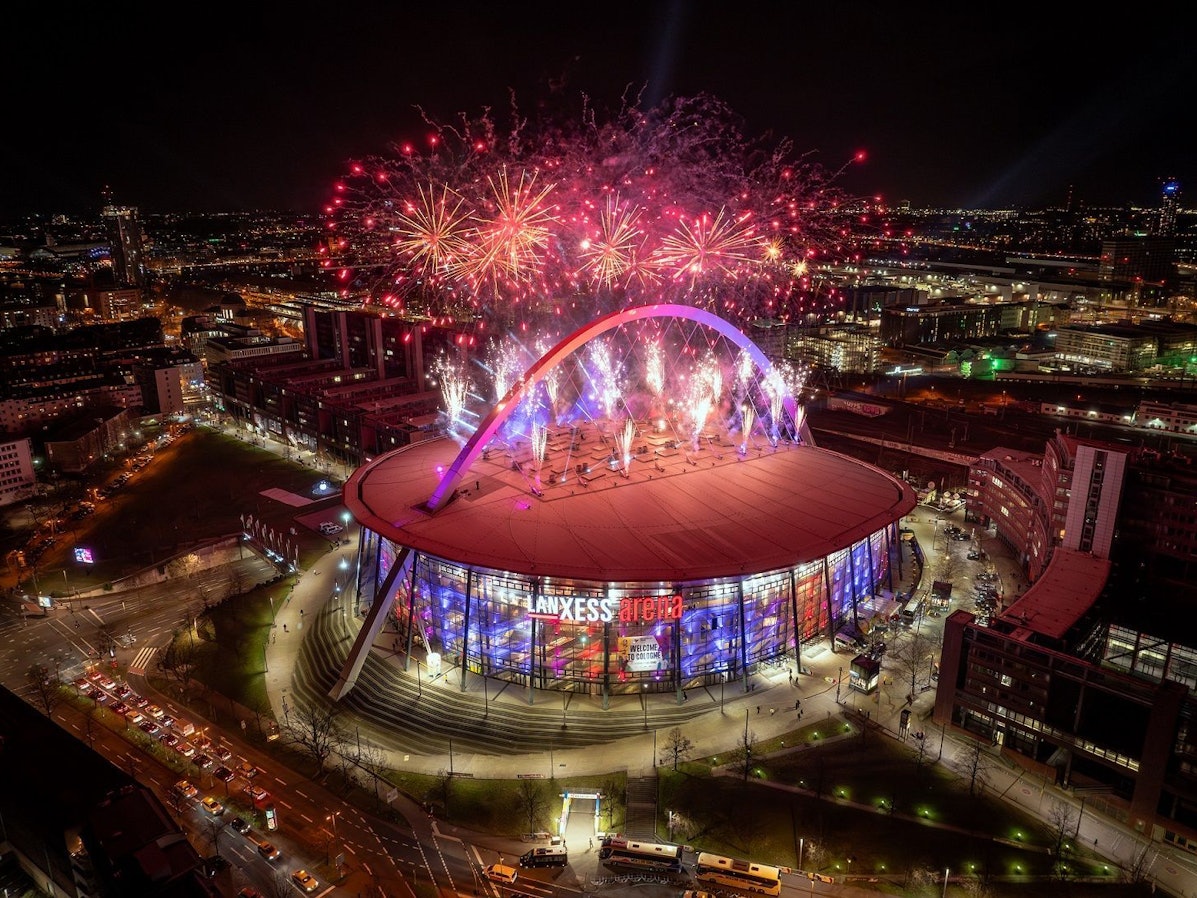 Die Lanxess-Arena in Köln-Deutz bei Nacht.