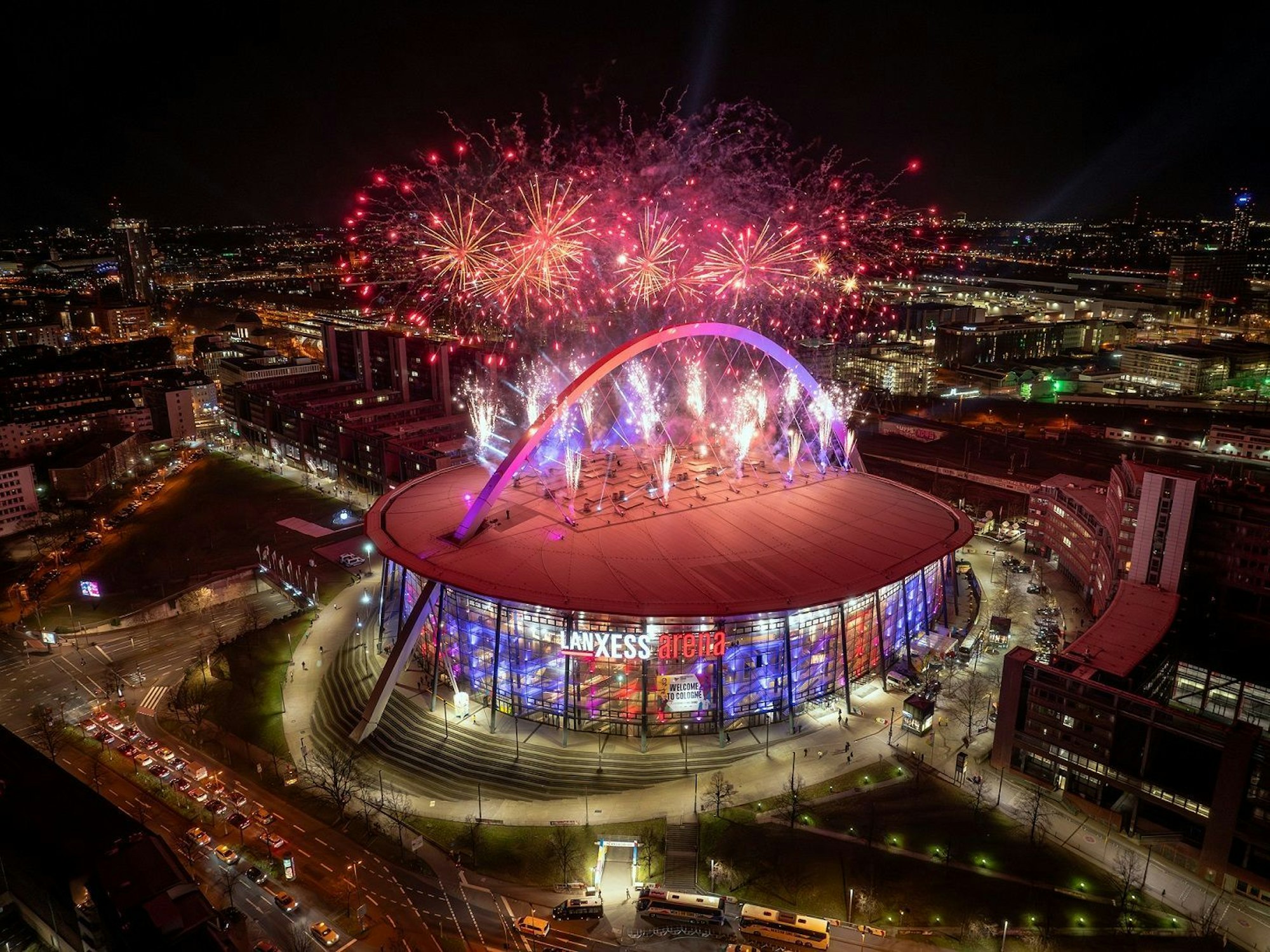 Die Lanxess-Arena in Köln-Deutz bei Nacht.