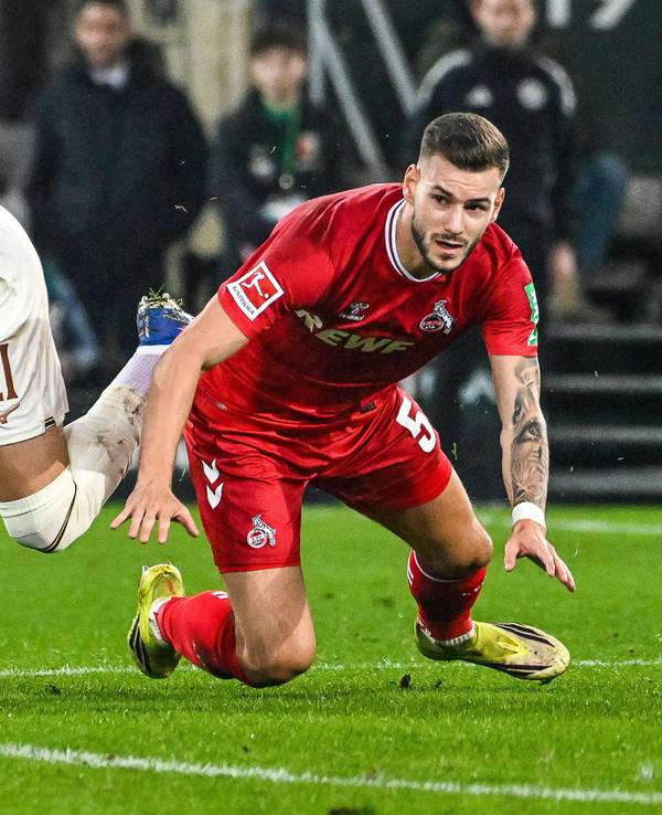 Rodrigo Ribeiro (FC Augsburg) und Tom Krauß (1. FC Köln) auf dem Platz.